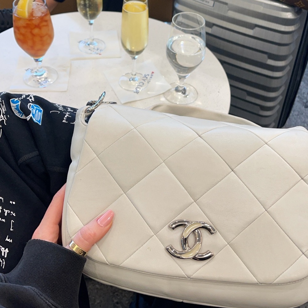 Authentic Chanel flap bag pillow white cream - Picture 11 of 17